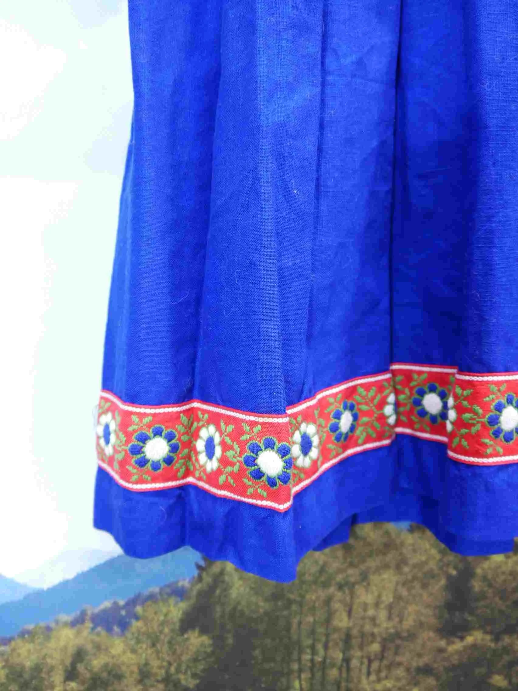 Handgenäht kurzes fetziges mit Bordüre und Balkonett Dirndl ohne Schürze Gr.36